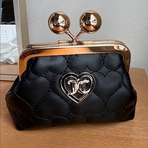 JUICY COUTURE Flawless Kisslock Coin Purse Crossbody Mini Bag in Black